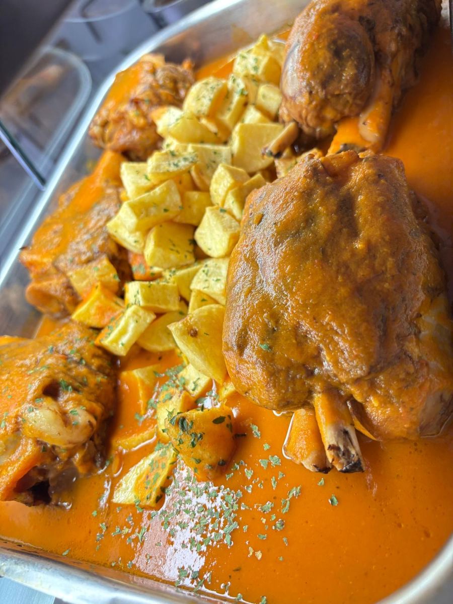 Codillo en salsa con patatas