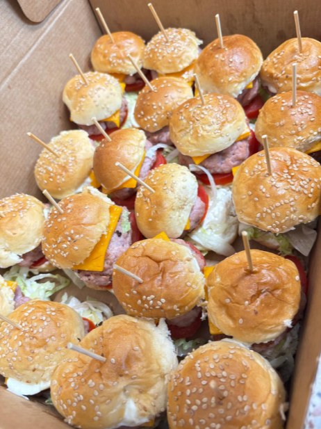 Bandeja de mini hamburguesas