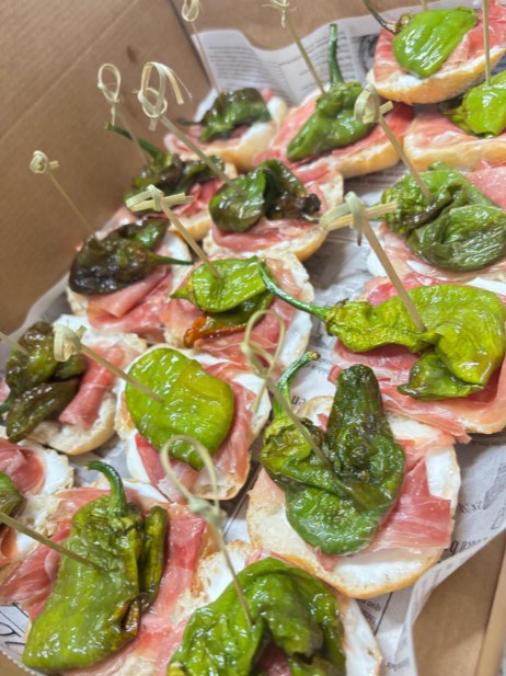 Bandeja de pinchos de serranito