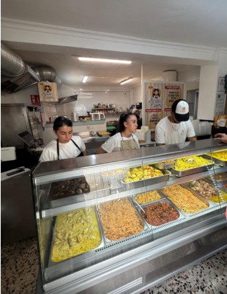 El equipo del Rincón Casero detrás de la vitrina