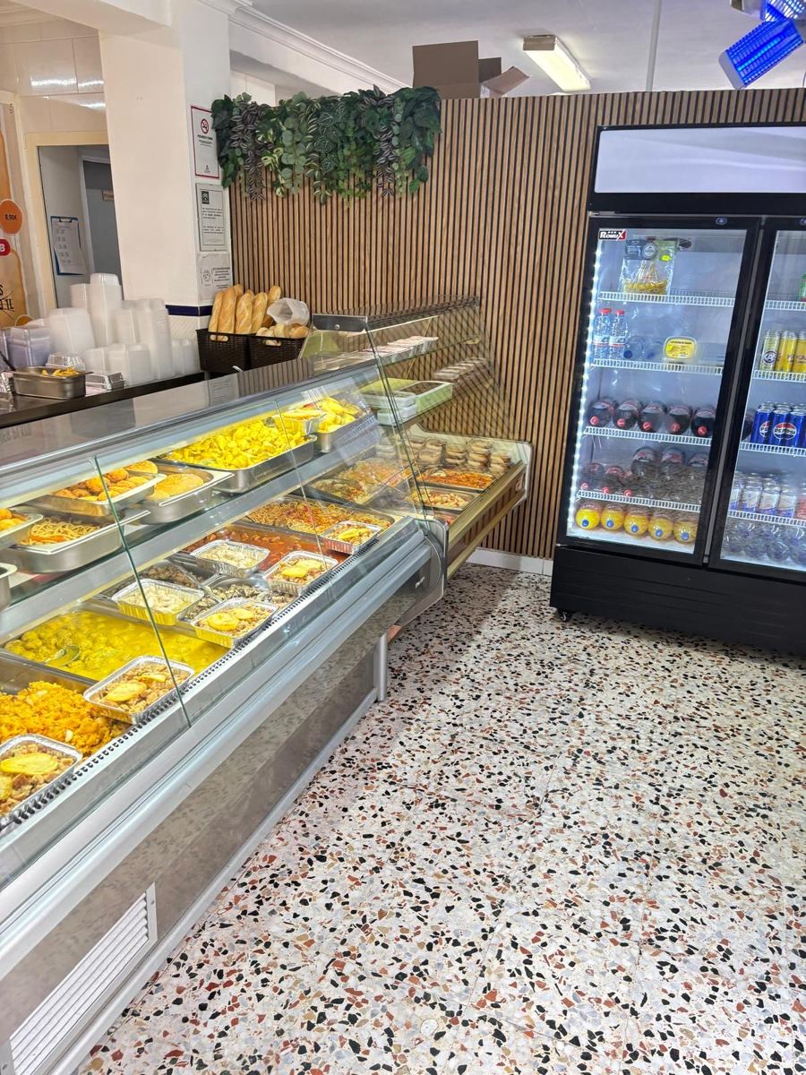 Vitrina del Rincón Casero con la comida del día
