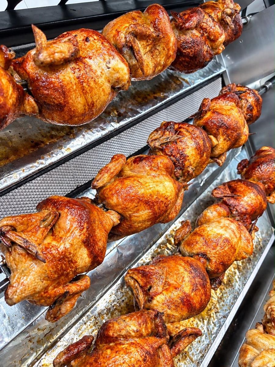 Pollos asados girando en el asador