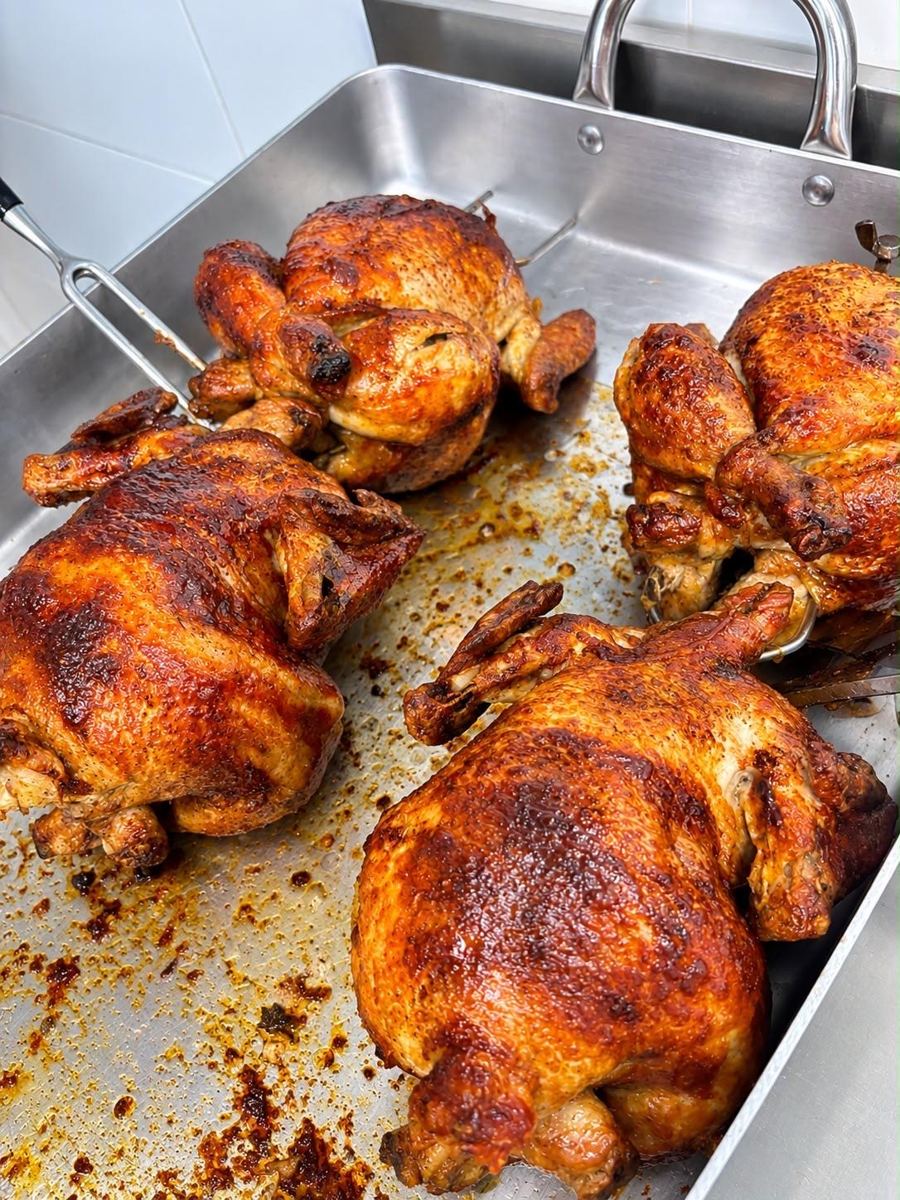 Pollos asados recién hechos en la bandeja